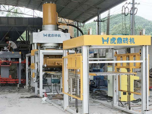 PC仿石磚機(jī)客戶(hù)現(xiàn)場(chǎng)生產(chǎn)混凝土仿石磚機(jī)